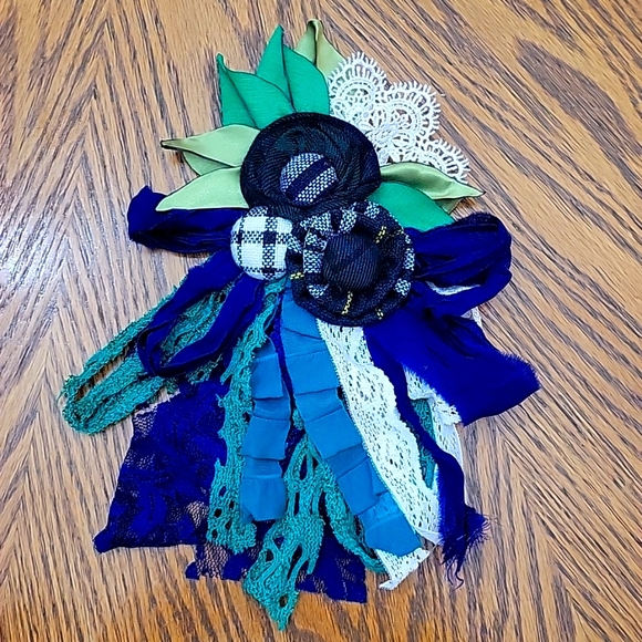 Class Quill Pin on Flower Clothing Dressy Classy Pin Navy Green Cream NEW - Picture 1 of 3